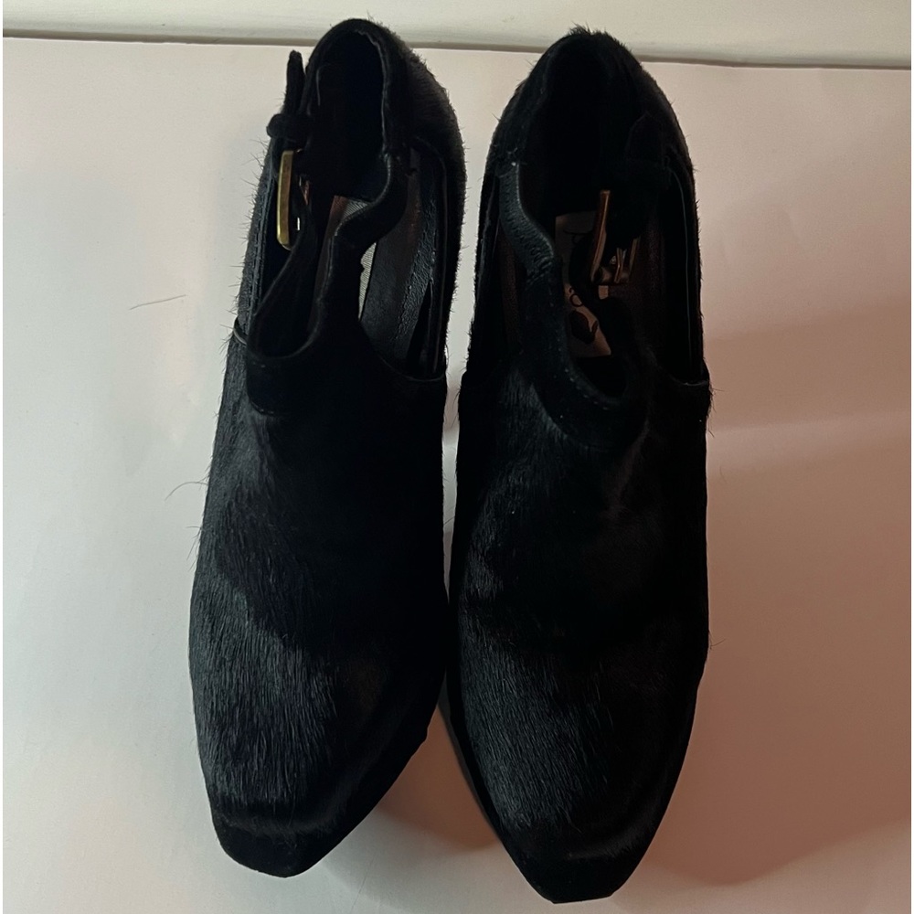 Black pony platform pump